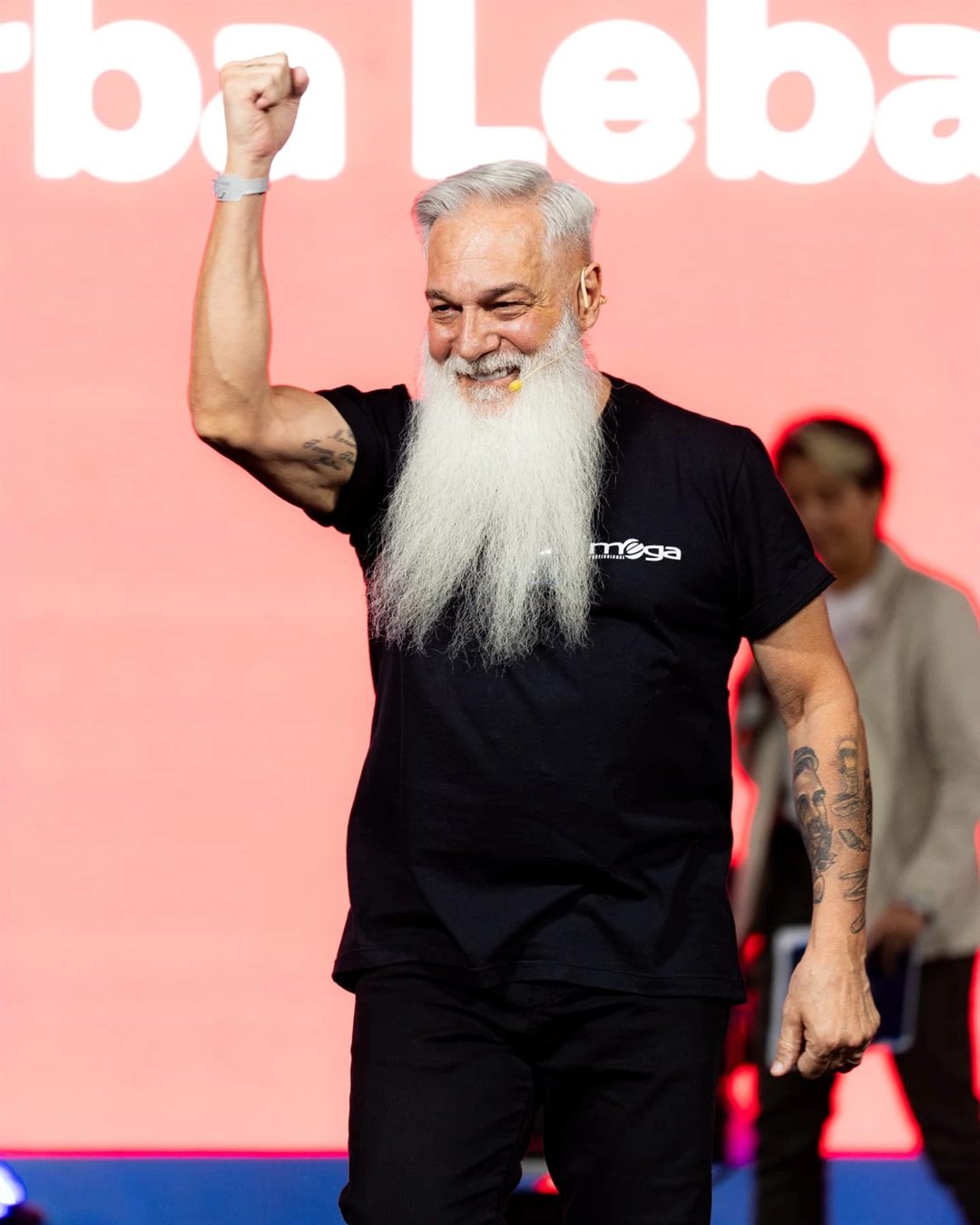 Antonio Spadone comemorando no palco